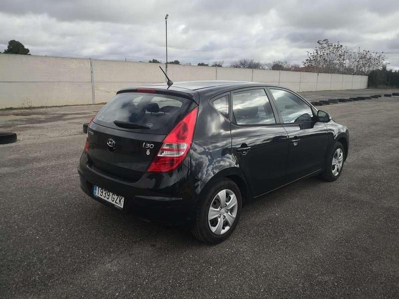 Usado Hyundai i30 Comfort 109 CV (80 kW) 2011 Negro Utilitario