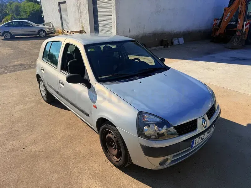 Usado Renault Clio II Expression 60 CV (44 kW) 2003 Gris / plata Berlina