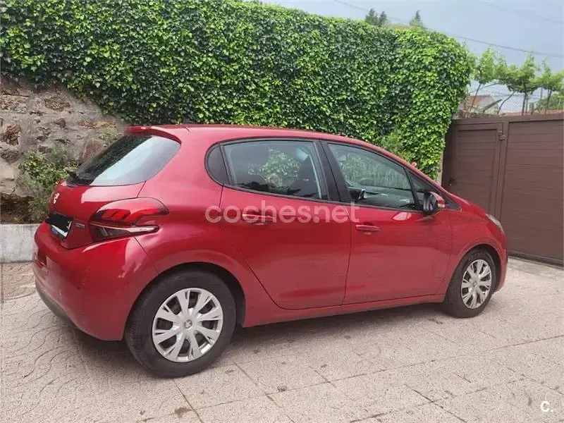 Usado Peugeot 208 Active 100 CV (73 kW) 2015 Granate Utilitario
