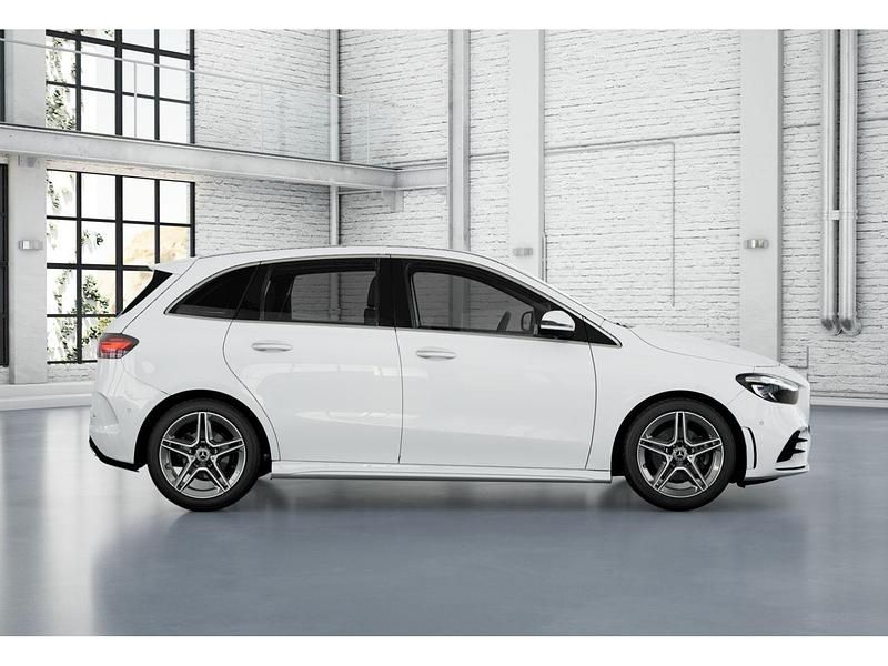 Usado Mercedes B180 AMG line 150 CV (110 kW) 2024 Blanco polar  pintura unicolor Monovolumen