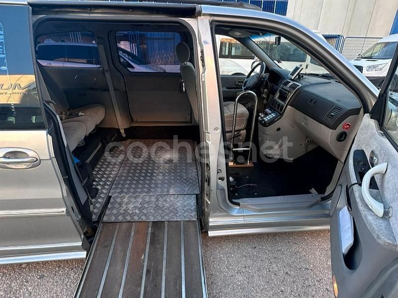 Usado Kia Carnival EX 144 CV (105 kW) 2004 Gris / plata Monovolumen