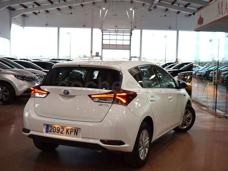 Begagnad Toyota Auris Hybrid Business Edition 136 HK (100 kW) 2018 Vit Sedan
