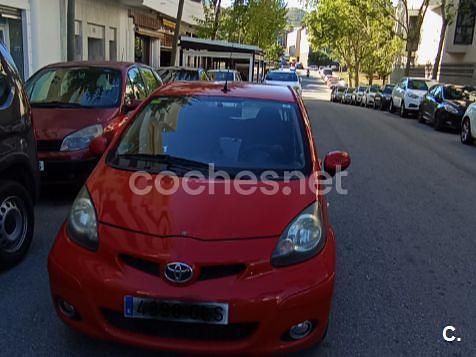 Usado Toyota Aygo Live 68 CV (50 kW) 2009 Rojo Utilitario