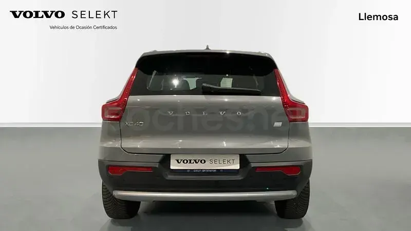 Usado Volvo XC40 Core 211 CV (155 kW) 2023 Gris / plata SUV