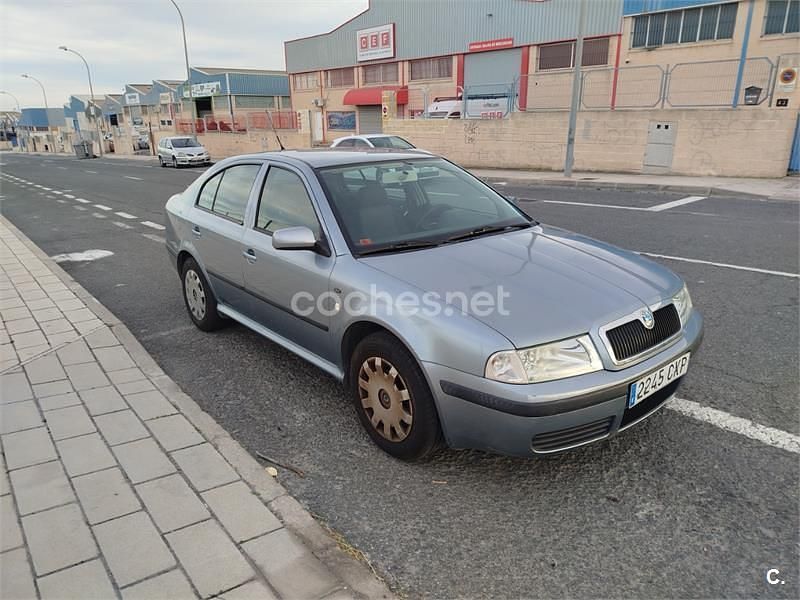 Usado Skoda Octavia Ambiente 102 CV (75 kW) 2003 Gris / plata Berlina