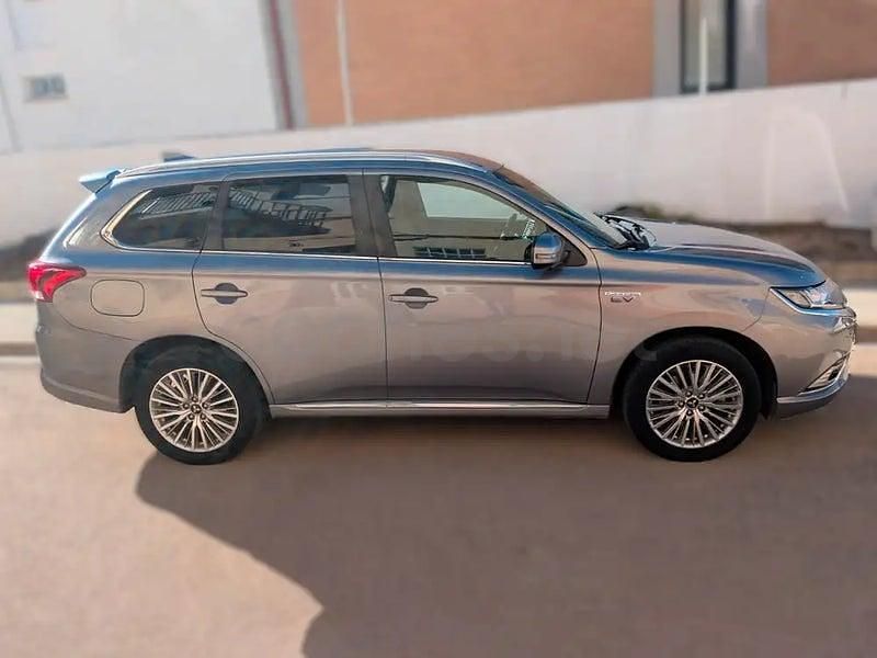 Usado Mitsubishi Outlander P-HEV 224 CV (164 kW) 2018 Gris / plata SUV