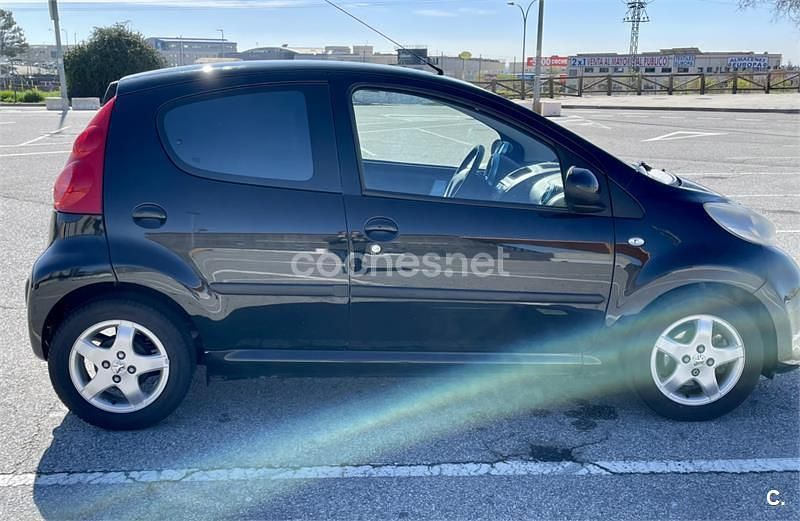 Usado Peugeot 107 Urban Move 54 CV (39 kW) 2008 Negro Utilitario