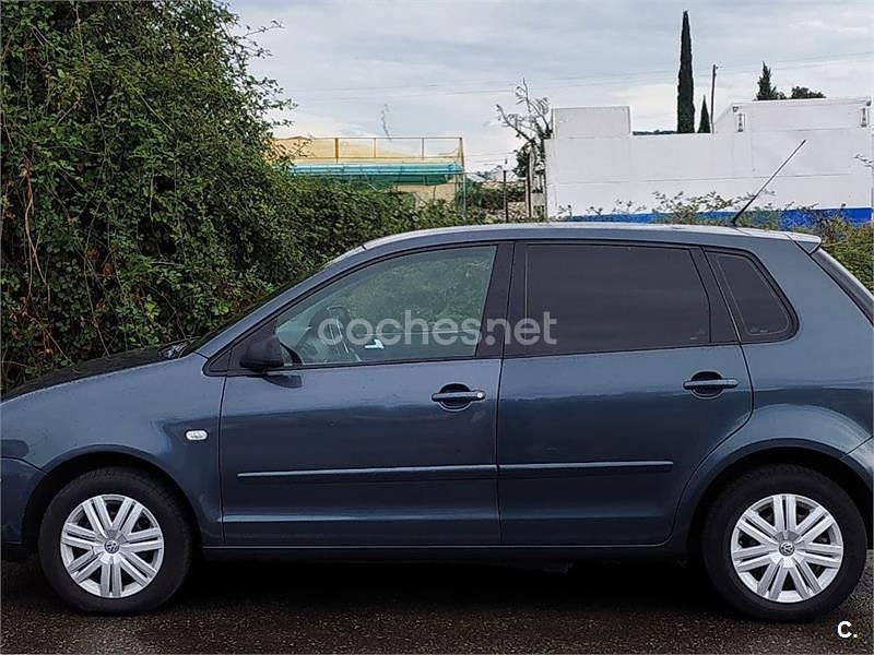 Usado VW Polo Highline 75 CV (55 kW) 2002 Gris / plata Berlina
