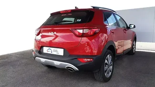 Usado Kia Stonic 100 CV (73 kW) 2024 Rojo SUV