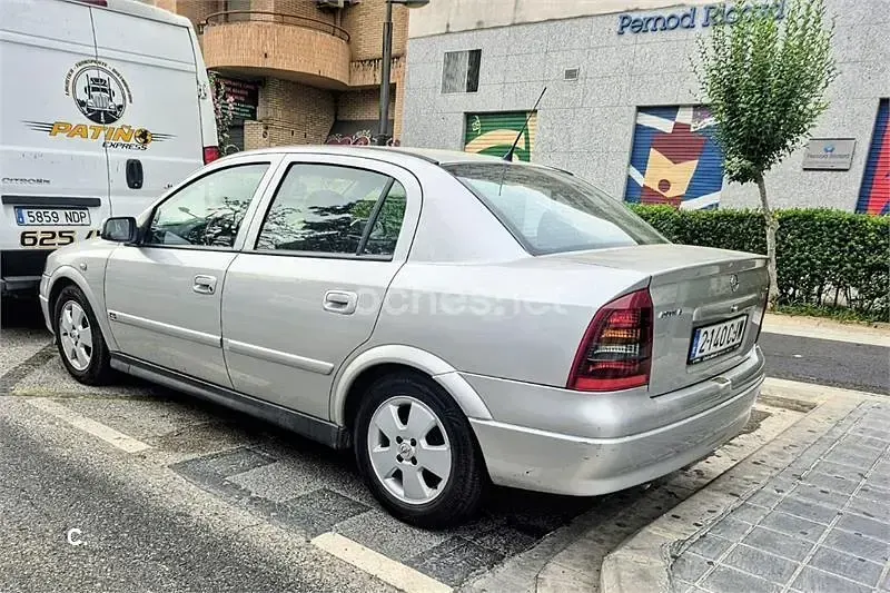 Usado Opel Astra Comfort 100 CV (73 kW) 2003 Gris / plata Berlina