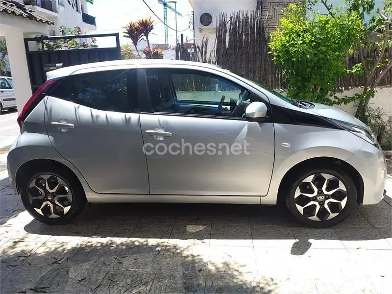 Usado Toyota Aygo X-cite 72 CV (52 kW) 2019 Gris / plata Utilitario