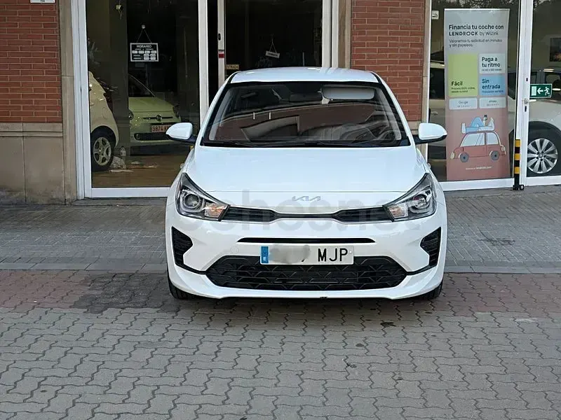 Usado Kia Rio 84 CV (61 kW) 2023 Blanco Berlina
