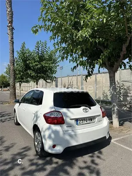Usado Toyota Auris Active 90 CV (66 kW) 2012 Blanco Berlina