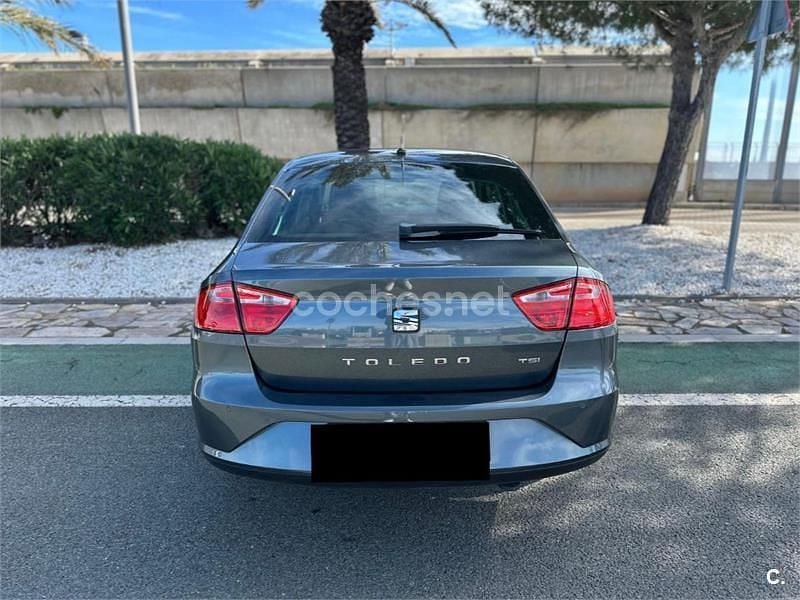 Usado Seat Toledo Reference 110 CV (80 kW) 2015 Gris / plata Utilitario