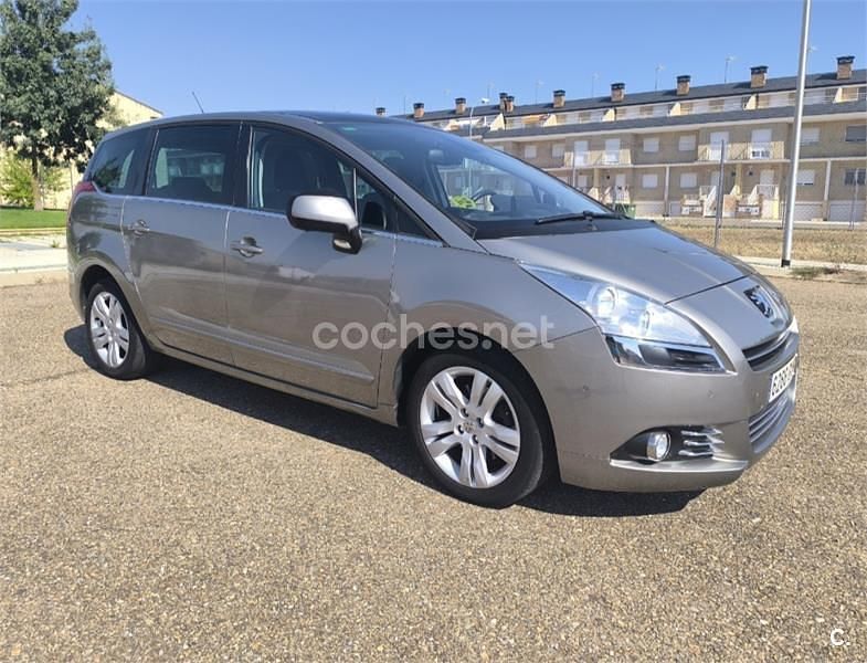 Marrón Usado 2010 Peugeot 5008 Sport Monovolumen | 5999 € (Precio justo) - Imagen 1/4