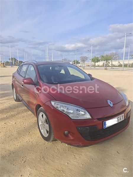 Usado Renault Mégane Dynamique 105 CV (77 kW) 2010 Rojo Berlina