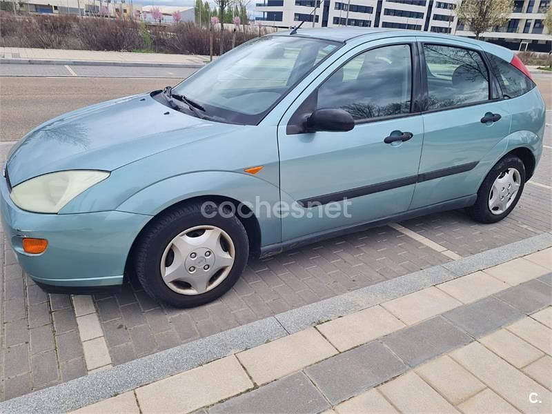 Usado Ford Focus Trend 100 CV (73 kW) 1999 Gris / plata Berlina