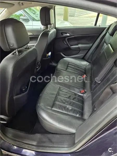 Usado Opel Insignia Selective 130 CV (95 kW) 2012 Violeta / lila Berlina
