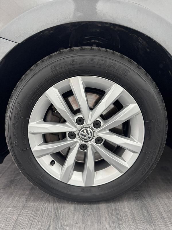 Usado VW Touran 115 CV (84 kW) 2017 Gris Monovolumen