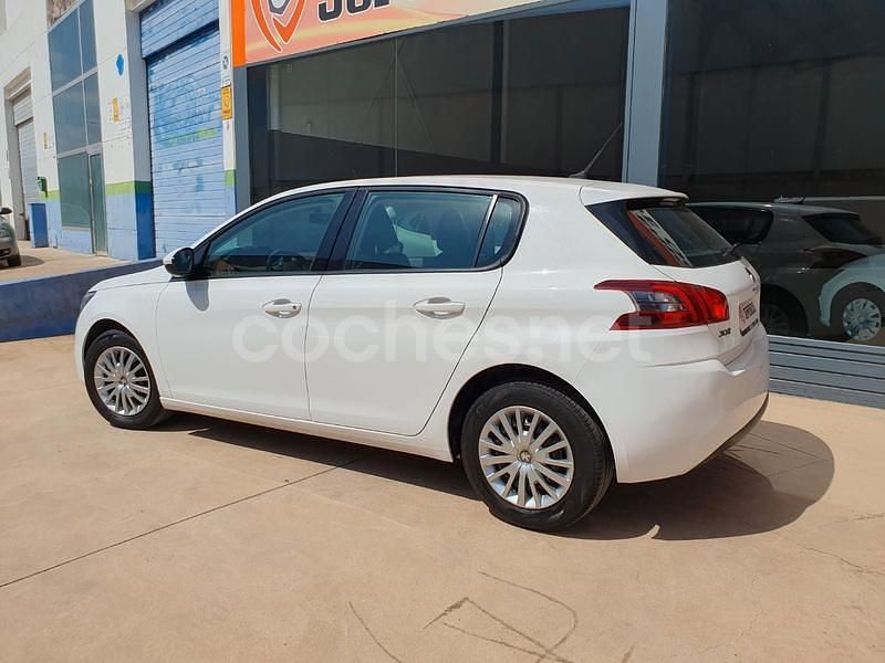 Usado Peugeot 308 Active 100 CV (73 kW) 2018 Blanco Berlina