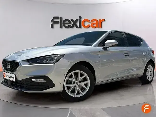 Usado Seat Leon Style 130 CV (95 kW) 2023 Gris