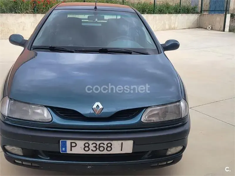 Usado Renault Laguna 115 CV (84 kW) 1996 Gris / plata Berlina