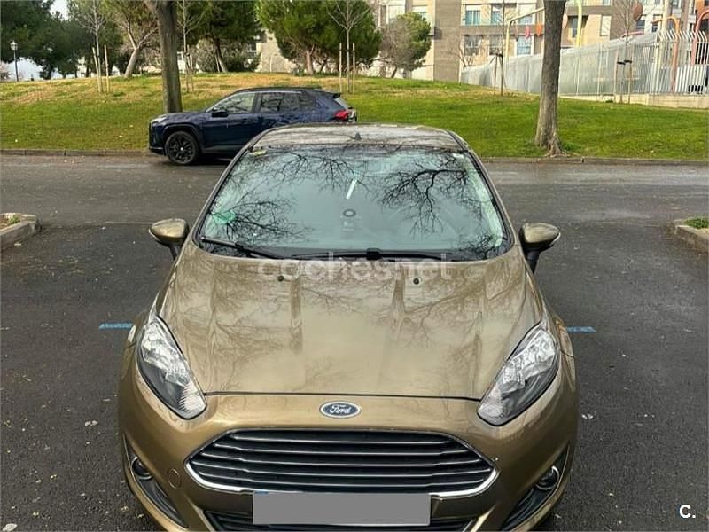 Usado Ford Fiesta Trend 82 CV (60 kW) 2014 Marrón Berlina
