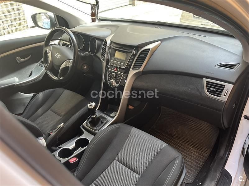 Usado Hyundai i30 90 CV (66 kW) 2013 Blanco Berlina