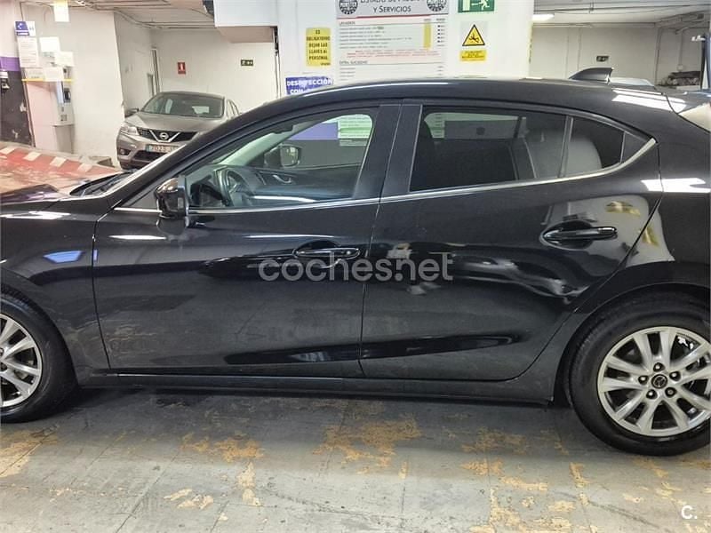 Usado Mazda 3 Luxury 120 CV (88 kW) 2015 Negro Berlina