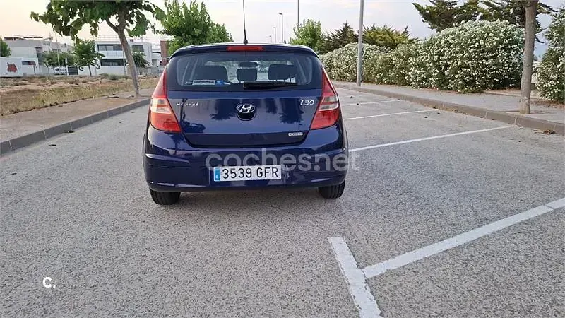 Usado Hyundai i30 Comfort 90 CV (66 kW) 2008 Negro Berlina