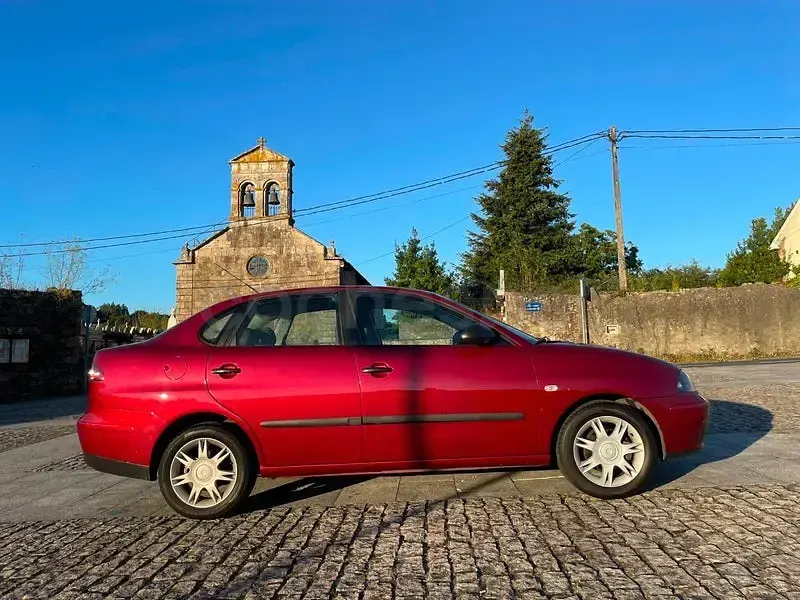 Usado Seat Cordoba Reference 100 CV (73 kW) 2005 Granate Berlina