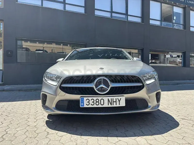 Usado Mercedes A180 116 CV (85 kW) 2020 Gris / plata Berlina