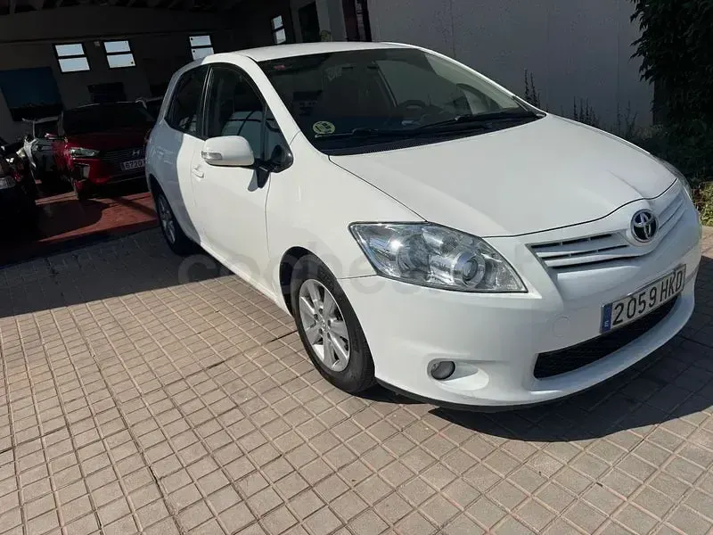 Usado Toyota Auris Active 90 CV (66 kW) 2012 Blanco Berlina