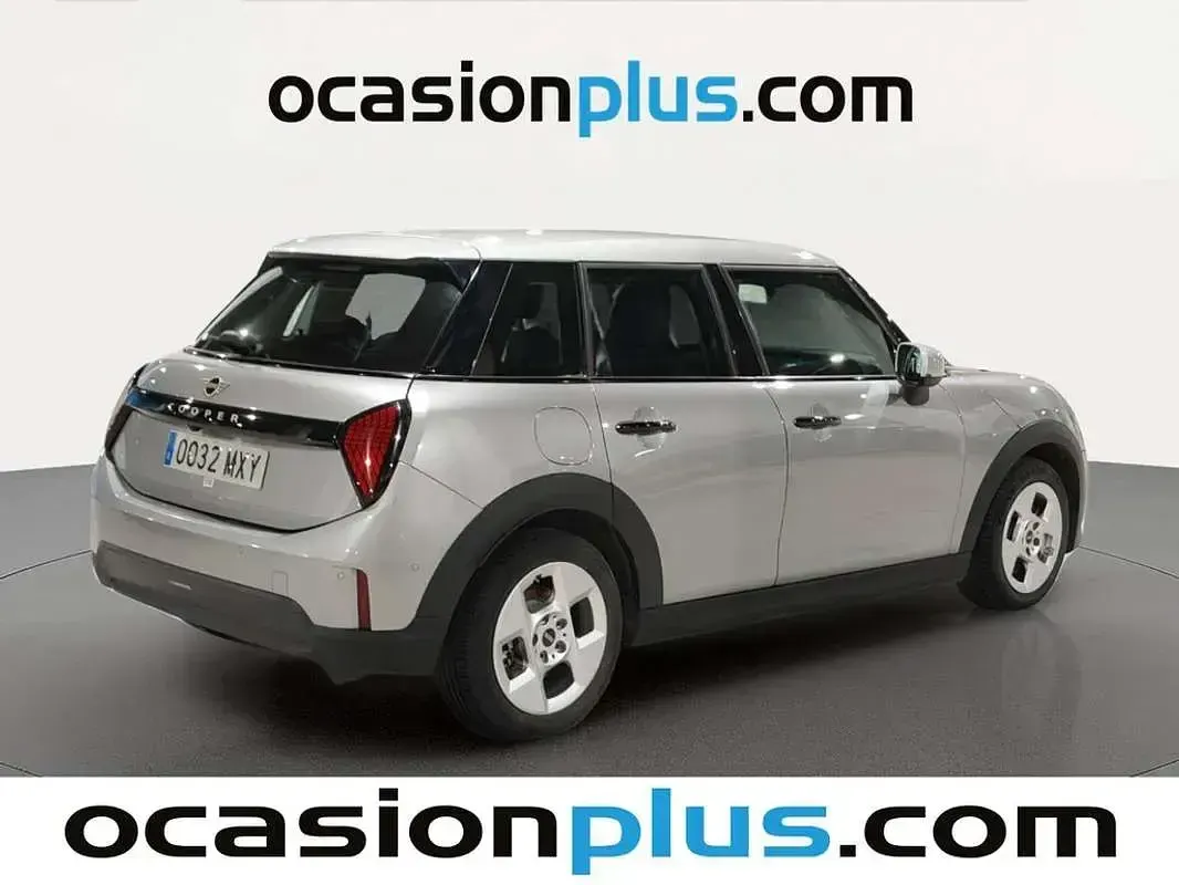 Usado Mini Cooper Essential 114 kW (156 CV) 2025 Plateado Utilitario