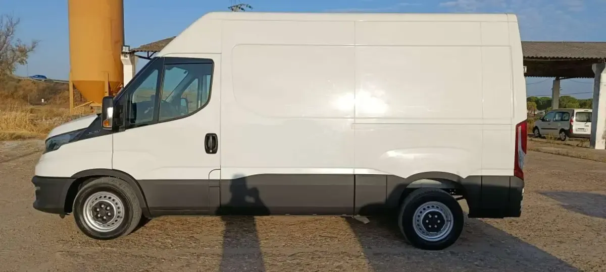 Usado Iveco 35.12 116 CV (85 kW) 2021 Blanco Van