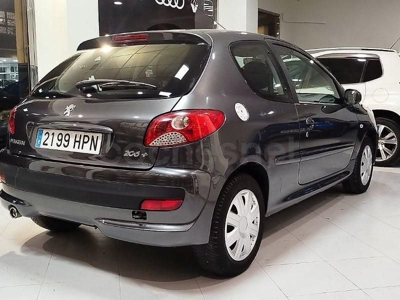 Usado Peugeot 206 60 CV (44 kW) 2012 Gris / plata Berlina