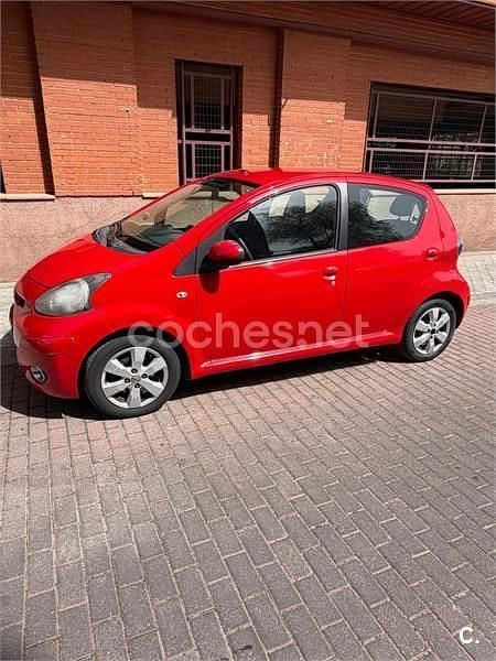 Usado Toyota Aygo Live 68 CV (50 kW) 2012 Rojo Utilitario