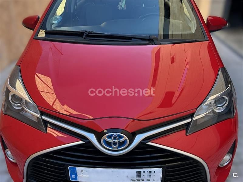 Usado Toyota Yaris Hybrid Active 100 CV (73 kW) 2016 Rojo Berlina