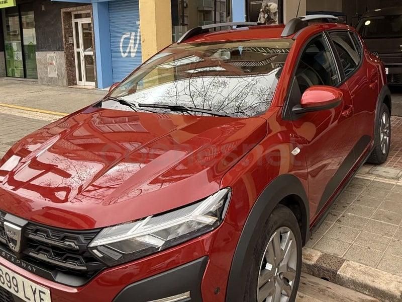 Usado Dacia Sandero Comfort 91 CV (66 kW) 2022 Granate Berlina