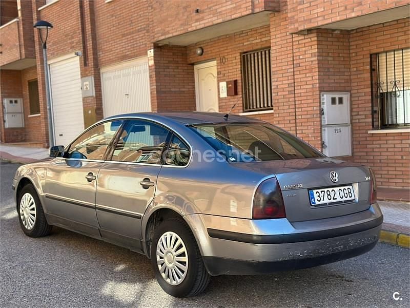 Usado VW Passat Highline 130 CV (95 kW) 2004 Gris / plata Berlina