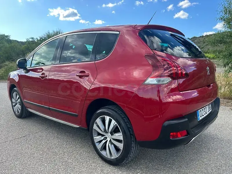 Usado Peugeot 3008 Active 120 CV (88 kW) 2014 Granate Familiar