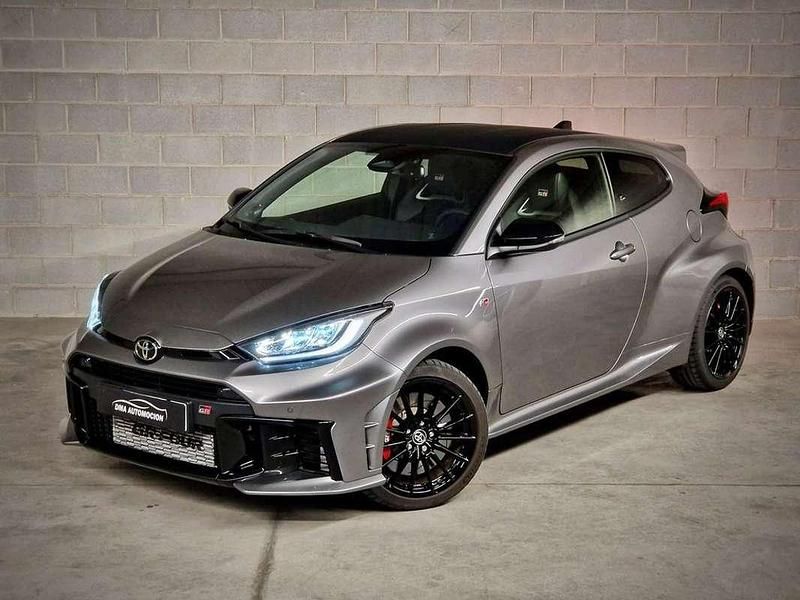 Gris Usado 2024 Toyota Yaris Berlina | 53.900 € - Imagen 1/4