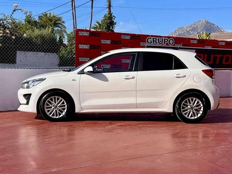 Usado Kia Rio 101 CV (74 kW) 2021 Blanco Utilitario