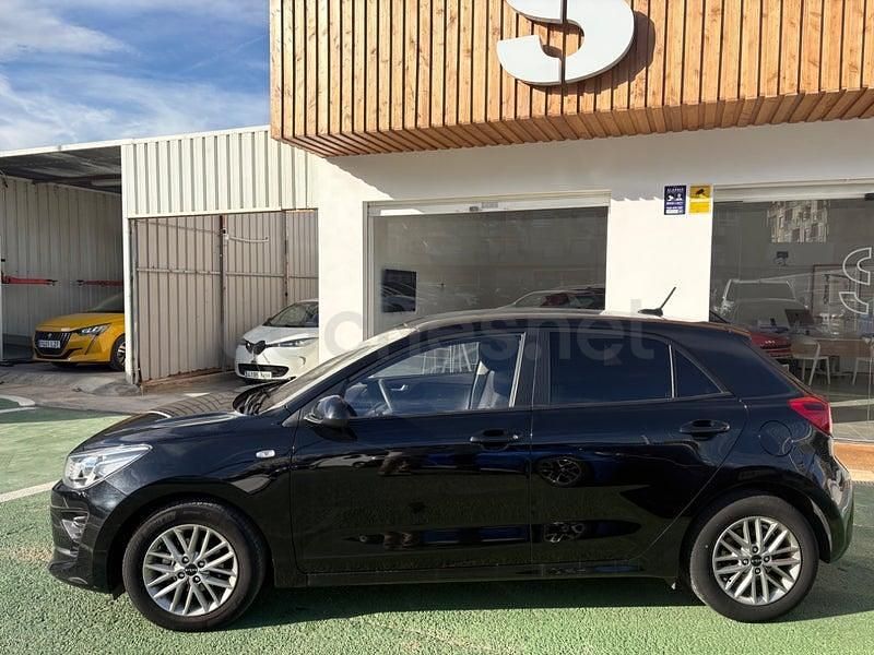 Usado Kia Rio 84 CV (61 kW) 2023 Negro Berlina