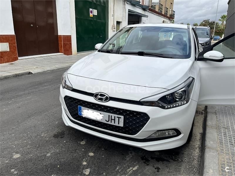 Usado Hyundai i20 84 CV (61 kW) 2015 Blanco Berlina