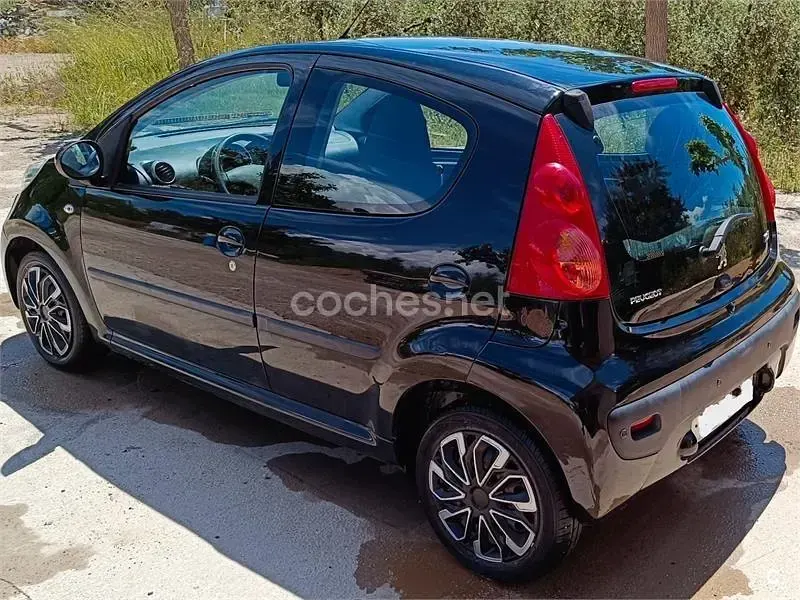 Usado Peugeot 107 68 CV (50 kW) 2007 Negro Utilitario