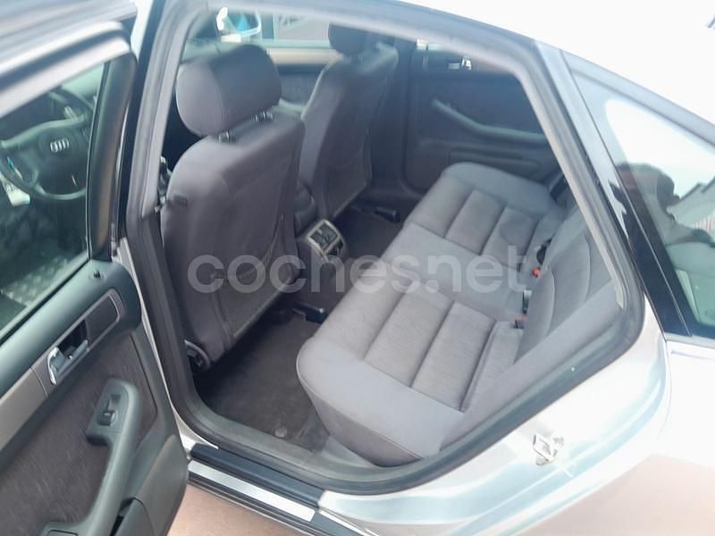 Usado Audi A6 150 CV (110 kW) 2001 Gris / plata Familiar