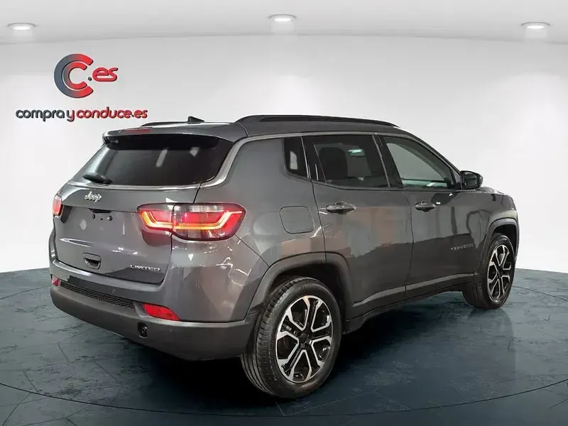 Usado Jeep Compass Limited 130 CV (95 kW) 2022 Gris / plata SUV
