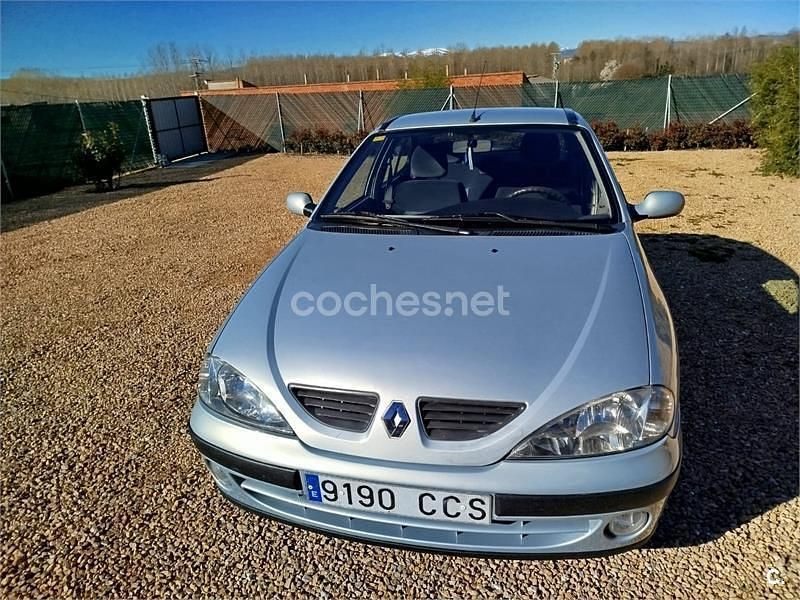 Usado Renault Mégane II Authentique 80 CV (58 kW) 2002 Gris / plata Berlina
