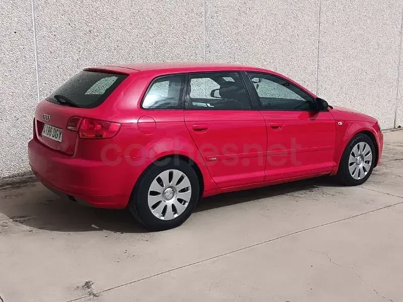 Usado Audi A3 Attraction 140 CV (102 kW) 2005 Rojo Utilitario